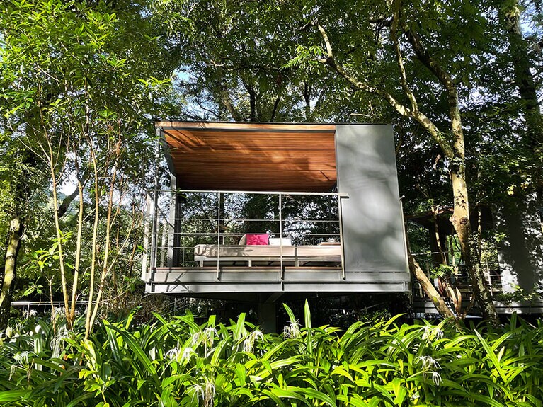 豊かな自然に囲まれた温泉リゾート「星のやグーグァン」。