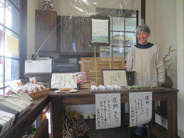店内。ご主人・久林千恵美さん。奥の工房でよもぎ餅を手作りしています。