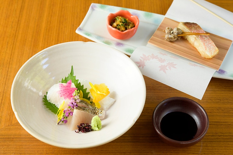 くえ、いか、鰆、甘鯛など、鮮度の高い魚介を盛り込んだ季節のお造りと焼き物。