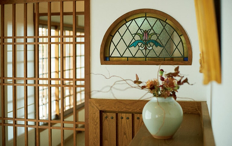 身近にある自然をモチーフとして取り込んだステンドグラスなどの装飾が至るところに。