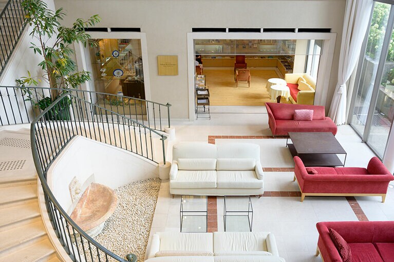 開放的なラウンジ。一面の窓の外には、心地よい緑が。