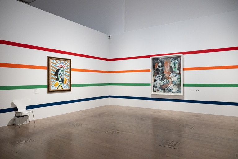 「ピカソ meets ポール・スミス 遊び心の冒険へ」 国立新美術館 2026年 展示風景。