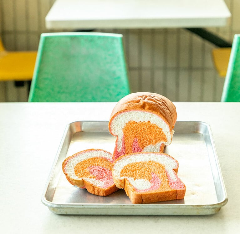 見た瞬間歓声を上げたレインボー・ブレッド。かわいい＆おいしい！