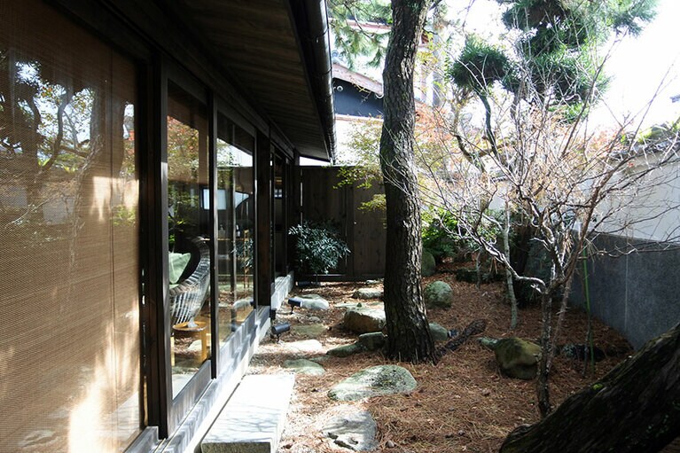 園部邸の201号室。美しく手入れされた坪庭が縁側から眺められます。