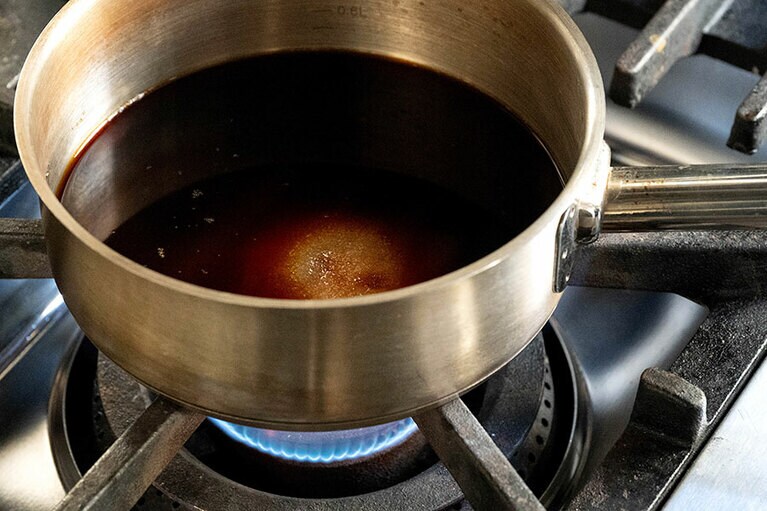 醤油・水・砂糖を火にかける。