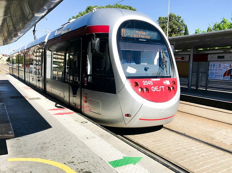 乗り場にはカラフルな出入り口指示のサインがお目見え。