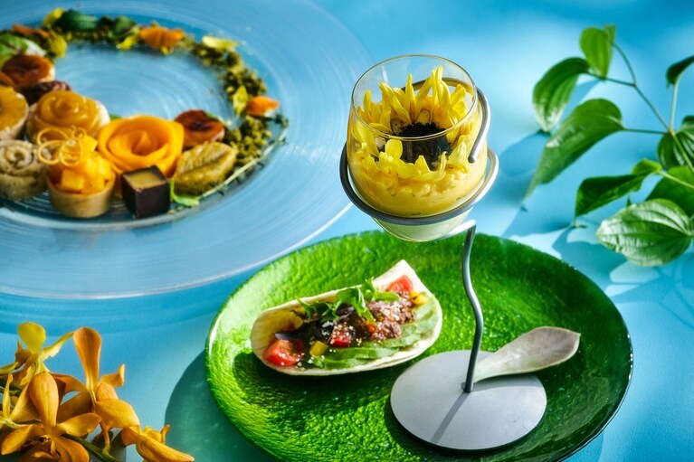 太陽に向かって力強く育つヒマワリをデザインした「枝豆と豆乳のムース サンフラワー仕立て」ほか、セイボリープレートのイメージ。