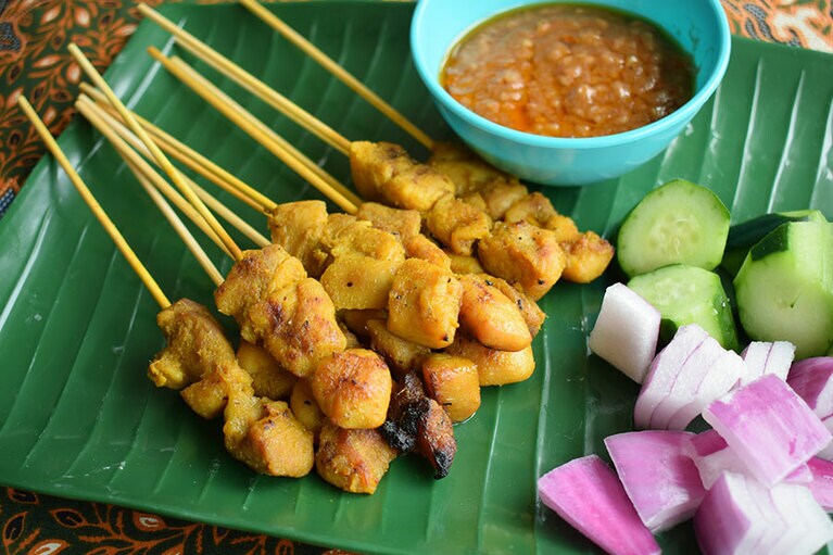 スパイスの風味がしっかりしみ込むよう、鶏肉はあえて小ぶりに。きゅうりと玉ねぎを添えるのが現地流。