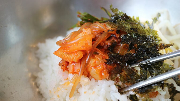 旨みが凝縮したチゲの具をのせて。