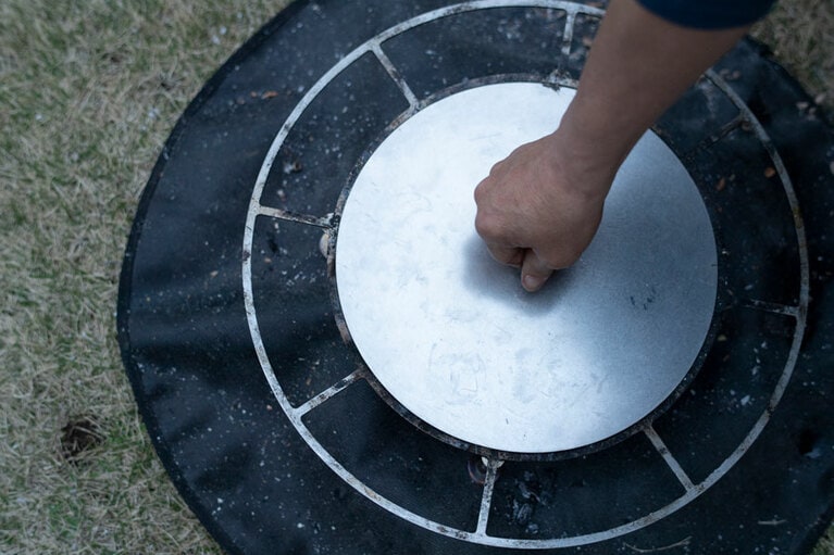 蓋をして空気を遮断する。火が残っていても数分で鎮火できる。