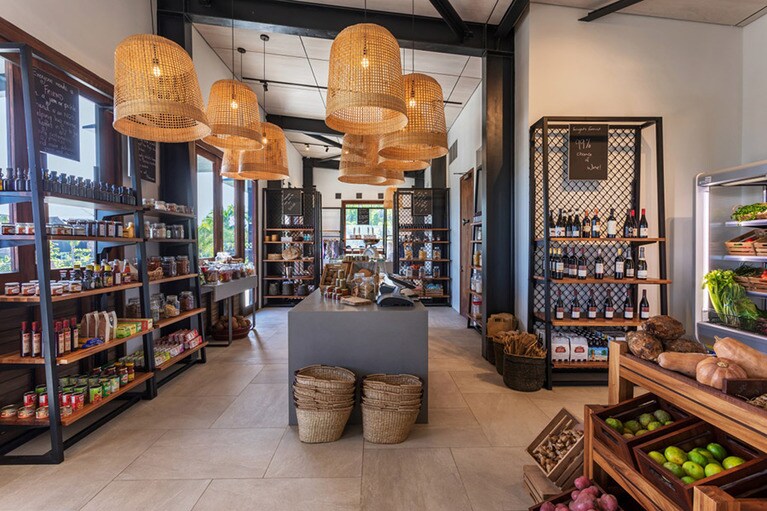 食材やスナックを扱うデリ。