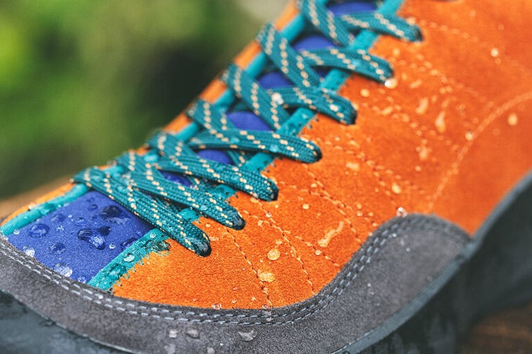 「ウォータープルーフ」ファブリックを使用することで、防水性能を発揮。