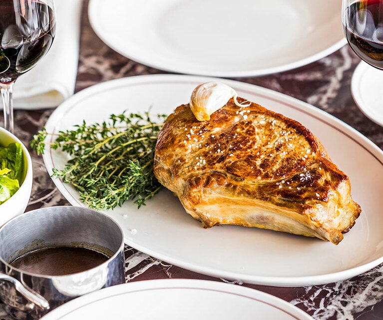 骨つき仔牛肉のロースト。700gほどの塊をシェアして楽しめる。