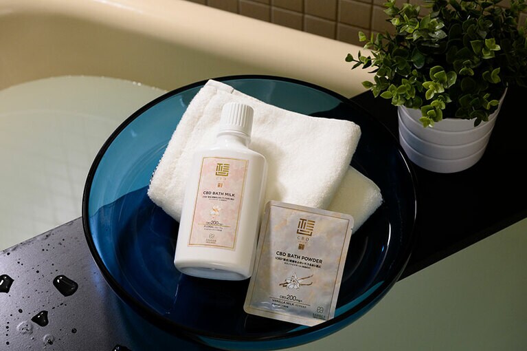 写真左から、「想」Light　液体入浴料フローラル〈浴用化粧品〉CBD2,400mg／480ml 13,200円、「想」Light　粉末入浴料バニラミルク〈浴用化粧品〉 CBD200mg／1包 990円／ライテック