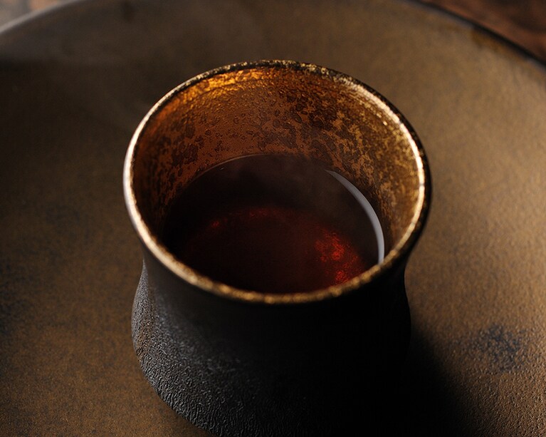 素材は蝦夷鹿のみ。ねっとりと濃厚な味わいがたまらない「コンソメスープ」。