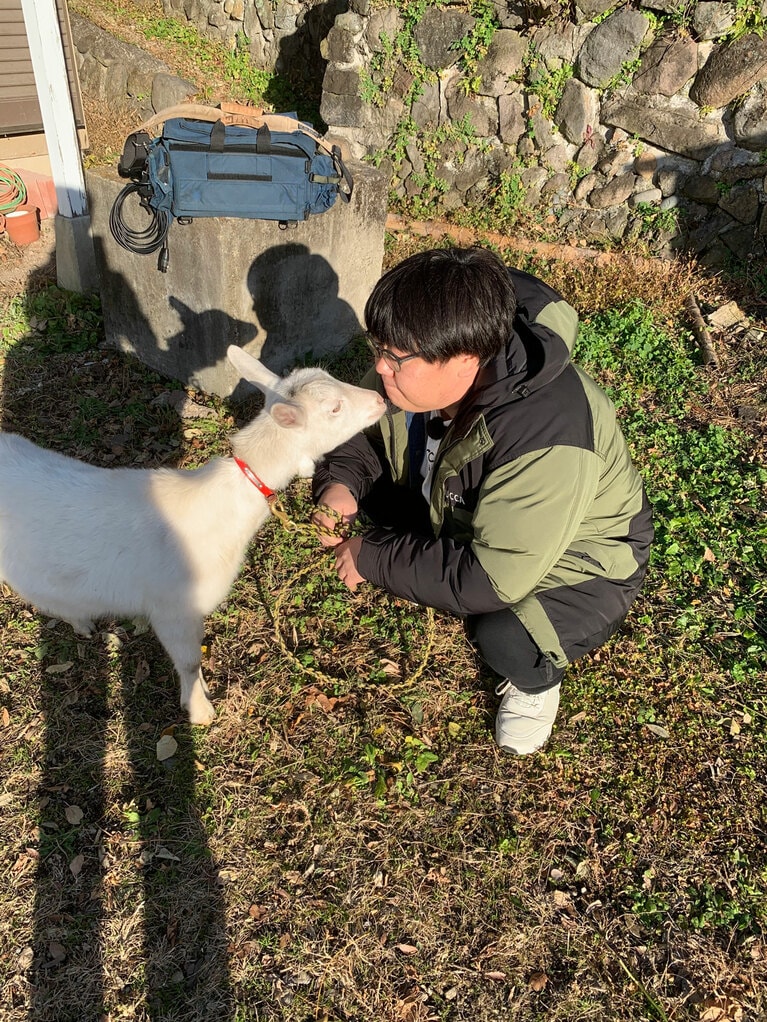 ヤギと接近する関太さん。