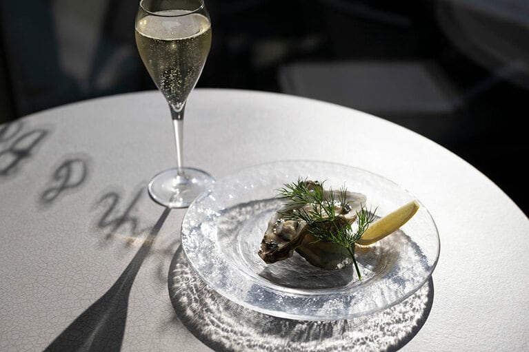 スパークリングワインと牡蠣1ピースで990円！ のメニュー、「牡蠣Cava（カヴァ）」。