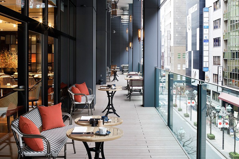 アフタヌーンティーがいただける、ホテル3階「NAMIKI667」のテラス席。