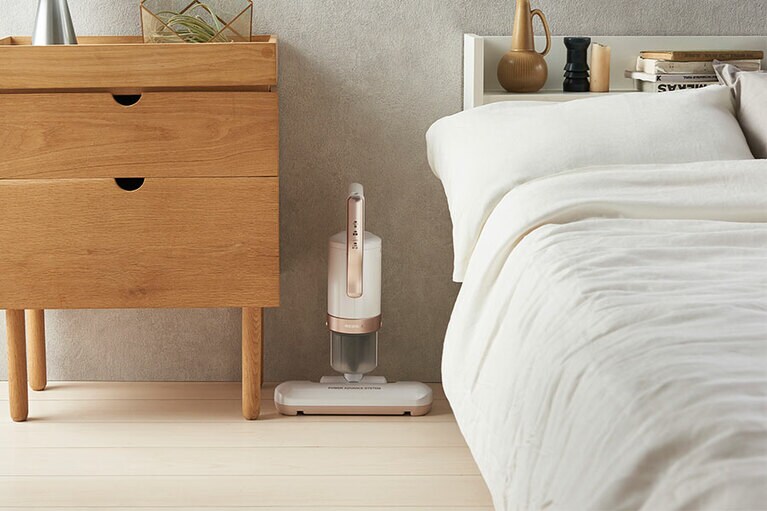 底面積はティッシュケース1個分程度と場所を取らず、自立するのでスッキリ収納できます。