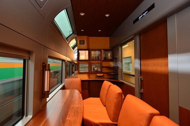 「サフィール踊り子」グリーン個室（6人個室）　JR東日本提供