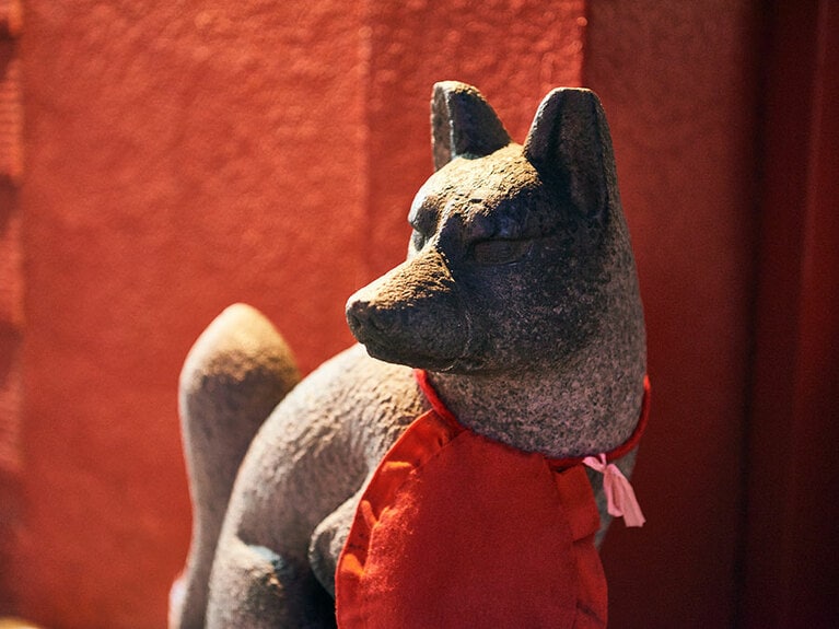 祭壇のそばにお稲荷様が鎮座する。