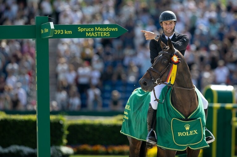 タイトルを手にしたリヒャルト・フォーゲル。フォーゲルは次なる大会で2026年ロレックス障害馬術グランドスラム制覇に挑む。©Rolex/Ashley Neuhof