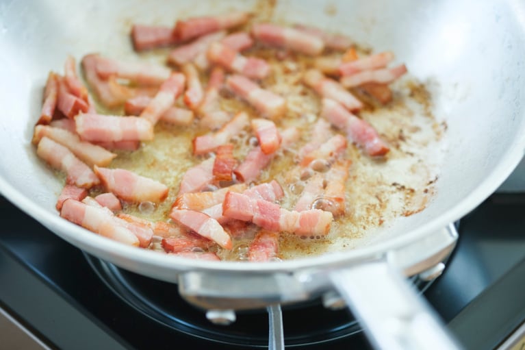 ベーコンから脂を出す。