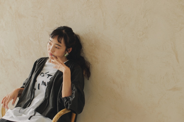 シアーコットンリネンケープブラウス（MOCA / M･GREY）26,400円