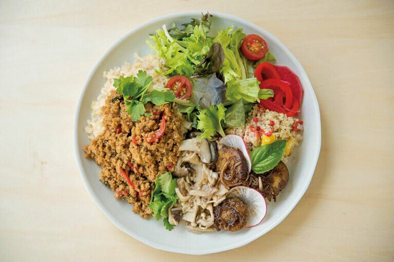 ウィークデーランチプレート 1,200円(税込・ドリンク、即席みそ汁付)