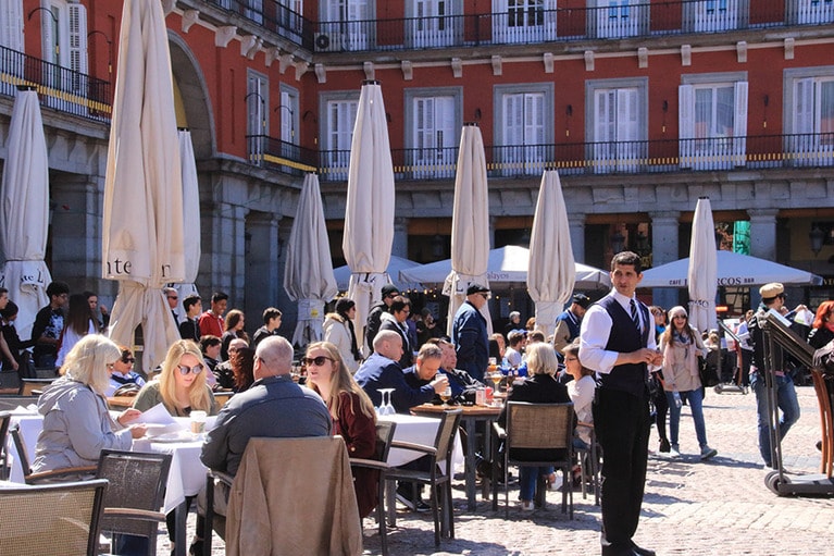 暖かい日差しを浴びながらランチを楽しむ人々。週末だからか、美味しそうに昼ビールを飲んでいる人もいた。