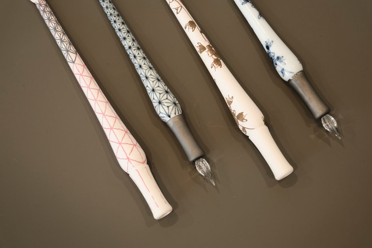 焼きあがると縮むので、型のサイズを大きめに作り、乾燥させたときにガラスペンに結合できるように計算されている。これぞ卓越した技術の結晶。