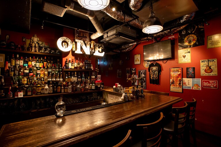 うず高く積み上げられたリカーボトルたちに心も踊ります。