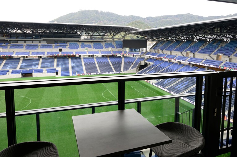 スタジアムビューの客室にはバルコニー付きで、くつろぎながらの試合観戦も。
