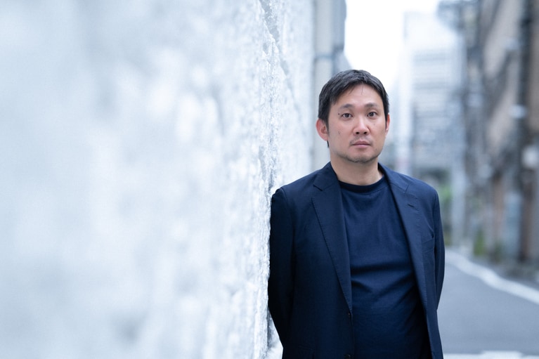 濱口竜介監督。