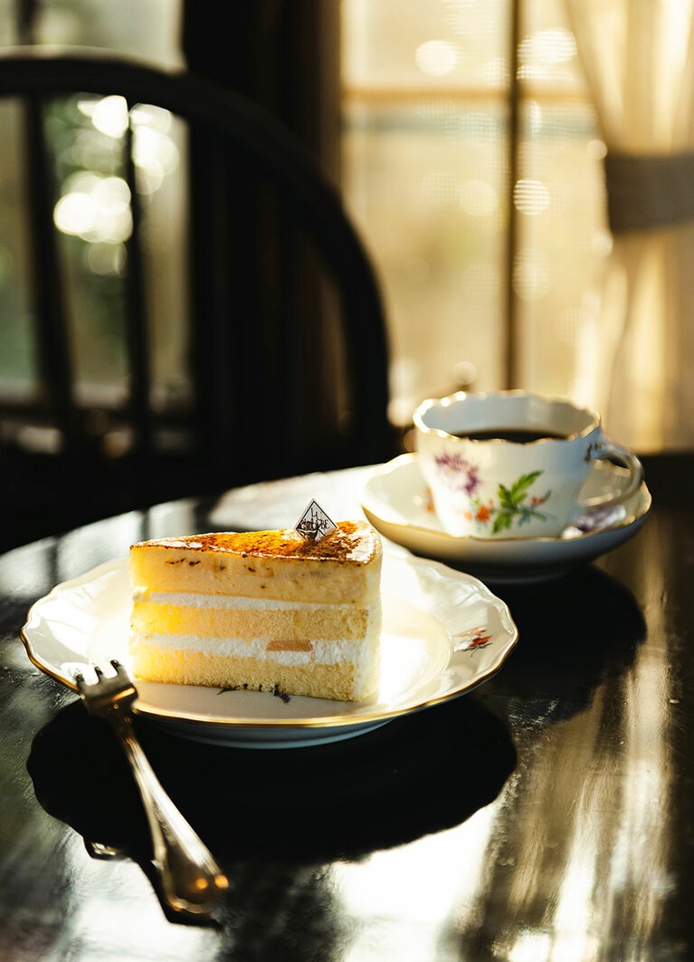 【梨風庵】手前から、コーヒーとよく合う“洋梨のシブースト” 400円、ペルーとコロンビア産の有機豆を使った“梨風庵ブレンド” 500円。