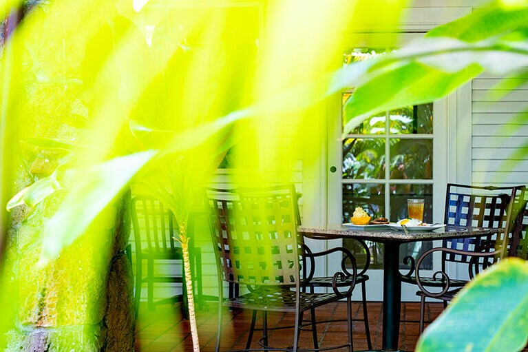 深呼吸したくなるテラス席。朝食メニューは終日楽しめる。