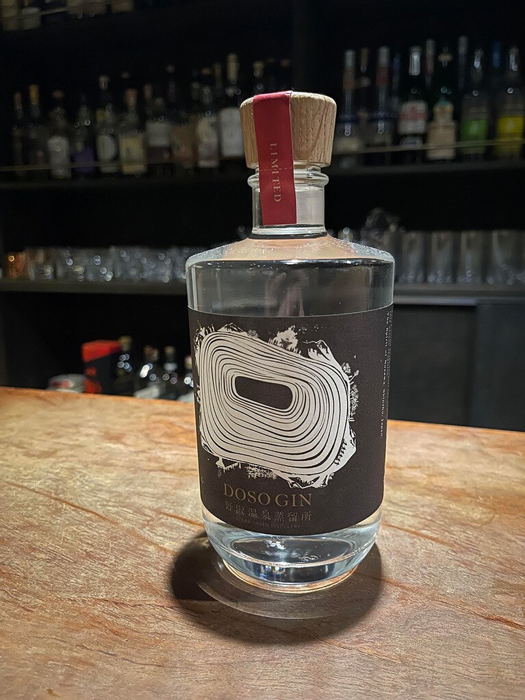 野沢温泉村の伝統ある火祭り「道祖神祭り」を讃える限定ジン「DOSO GIN」5,350円（500ml）。