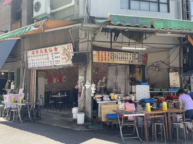 真夏はちょっと暑そうに見えますが、店内には扇風機もあるので意外と快適です。