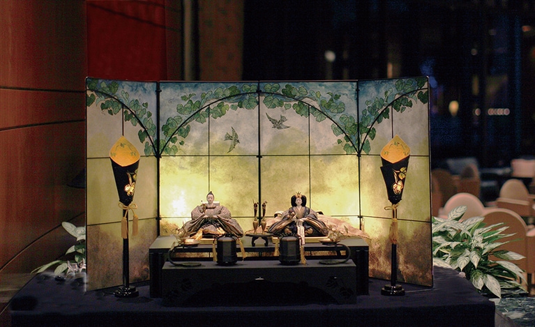 敬愛するエミール・ガレに捧げる気持ちで和紙でステンドグラスを表現した「エミールの庭」。