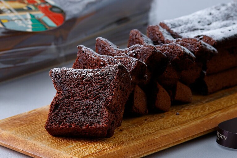 ウェスティンホテル東京「クラシックショコラ」(30cm×5cm／3,200円)。