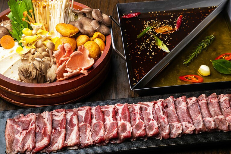 【あくとり代官 鍋之進】牛タンと彩りきのこの生スパイス2色オイルしゃぶしゃぶ。