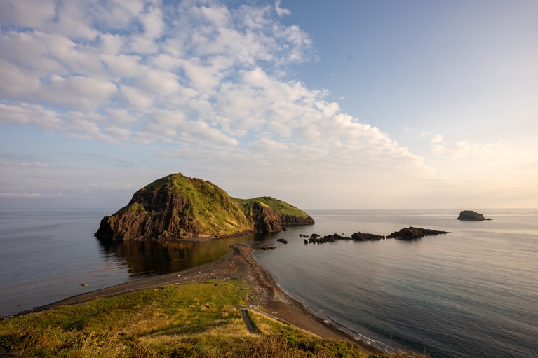 「初夏の佐渡島」　筧 悠里恵 「朝凪の双亀」 二ツ亀。朝の柔らかな光と静かな海がとても綺麗でした。
