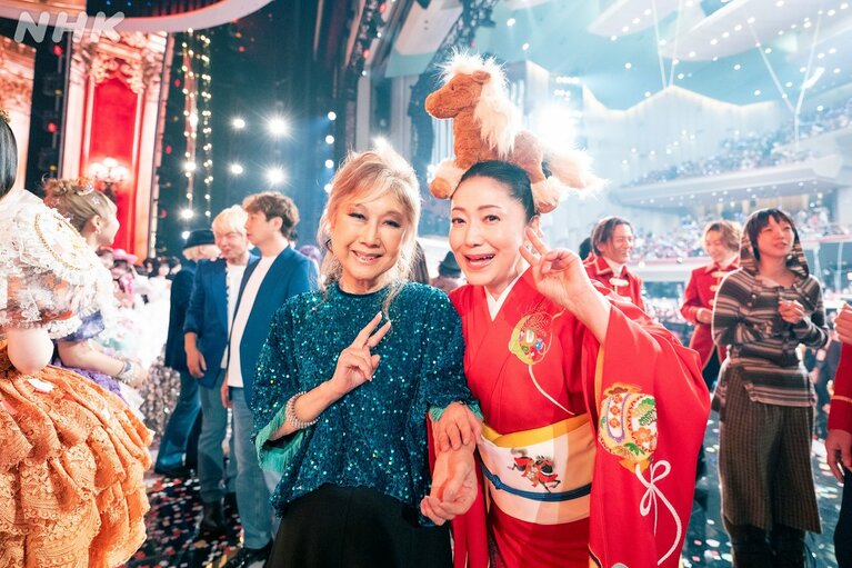 NHK紅白歌合戦 公式Xより。なんと尊いツーショット！　髙橋真梨子も石川さゆりも馬も全部可愛い。向かって右にいるあいみょんの「今回の紅白も良かったわ～」的な上向き笑顔も可愛い。