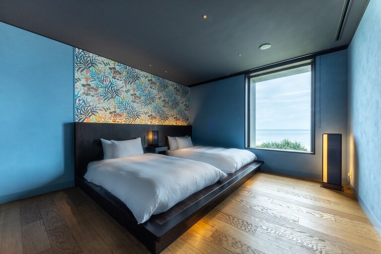 紅型作家・宮城守男さんによる、月桃をモチーフにした色鮮やかな作品に彩られた客室「ティン」。