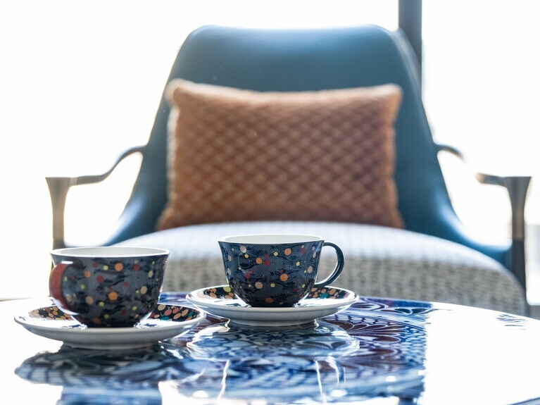 各客室にはオリジナルデザインのティーカップなどが。