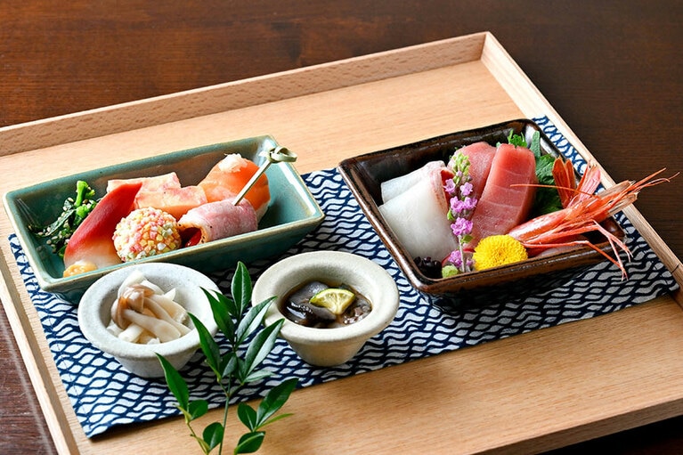 お酒が進む色とりどりの肴、酢の物、お造りと盛りだくさん。ぜひ栃木の地酒とともに。