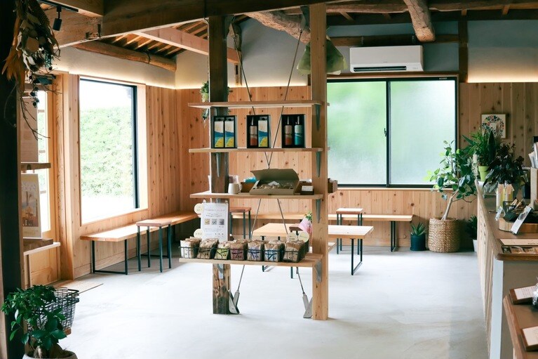 大きな窓から自然光を取り込む明るい店内は、気分を高めてくれる。（撮影：高木晴香）