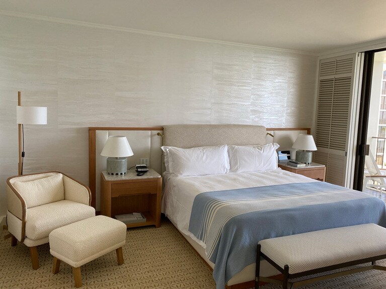 室内の家具はすべて新しくなっています。キングベッドのベッドルーム。