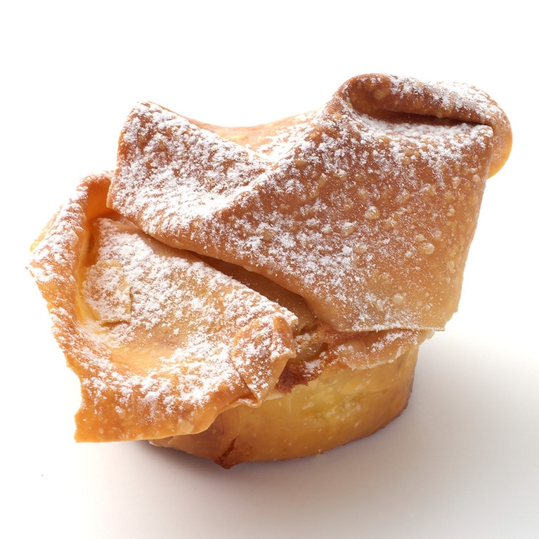 パスティス 470円。アルマニャックが香るリンゴのソテーをパリパリの極薄生地で包んだ、ガスコーニュ地方の菓子。