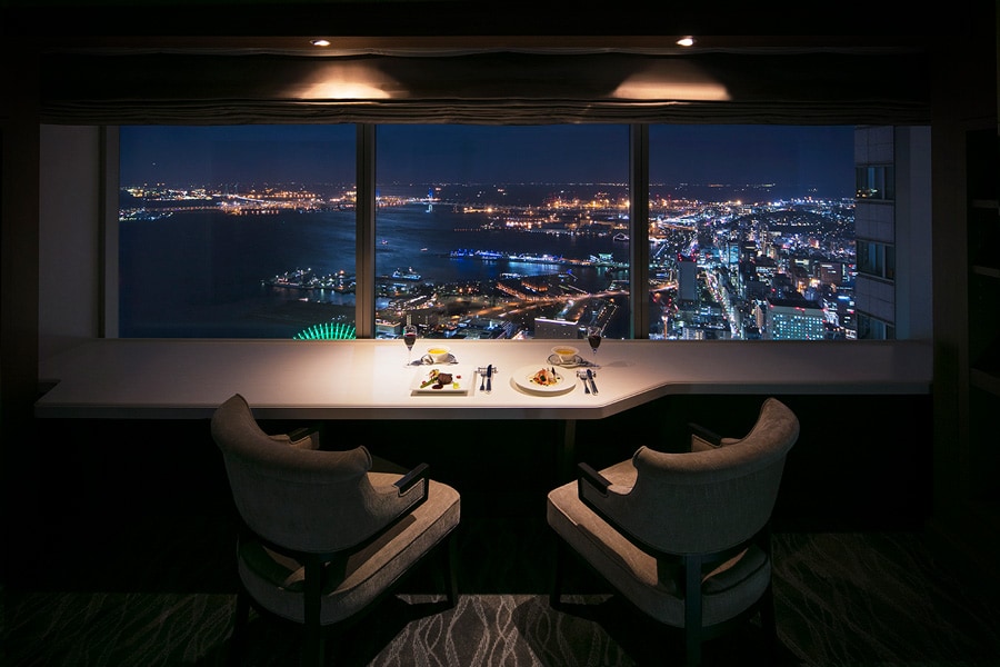 スカイリゾートフロア「アトリエ」の客室には、窓辺にカウンターテーブルが。ルームサービスと最高の夜景を同時に堪能できます。